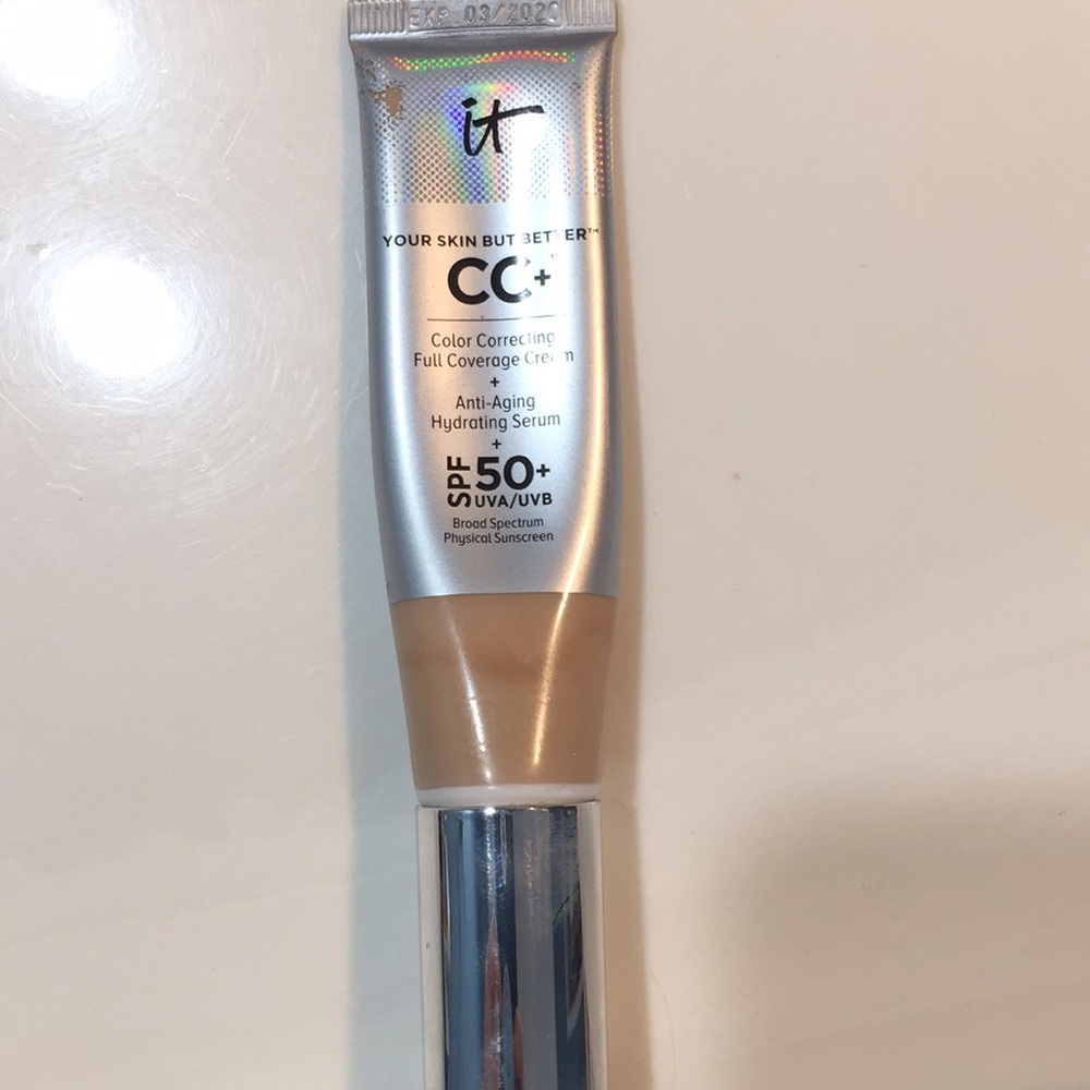 It cosmetics CC color corrective light foundation